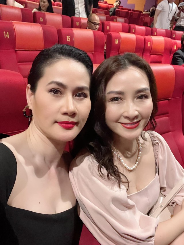 Dù vậy, tình yêu với nghệ thuật trong Khánh Huyền vẫn luôn đong đầy. Trong ảnh, nữ diễn viên đi dự một cuộc họp báo ra mắt phim với Thân Thúy Hà. Nhan sắc của nữ diễn viên vẫn xứng danh "hoa hậu màn ảnh Việt" ngày nào.