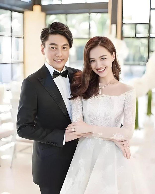 Năm 2016, anh bất ngờ thông báo kết hôn với người đẹp Hàn Văn Văn.