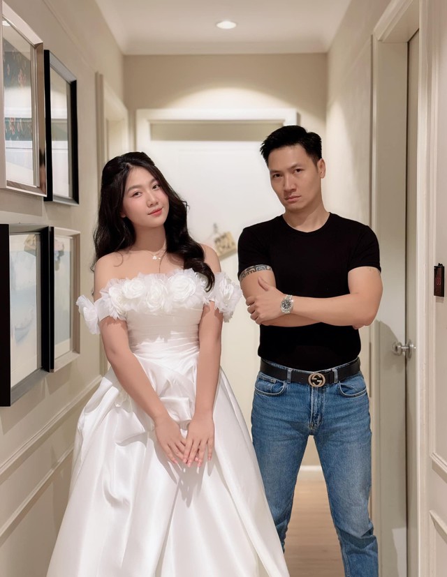 Chíp - con gái Mạnh Trường từng xuất hiện trong chương trình "Bố ơi, mình đi đâu thế" cách đây 10 năm. Lúc đó, cô bé mới 6 tuổi vẫn còn non nớt, đáng yêu. Đôi khi bé còn làm nũng, nhõng nhẹo trước những thử thách của chương trình.