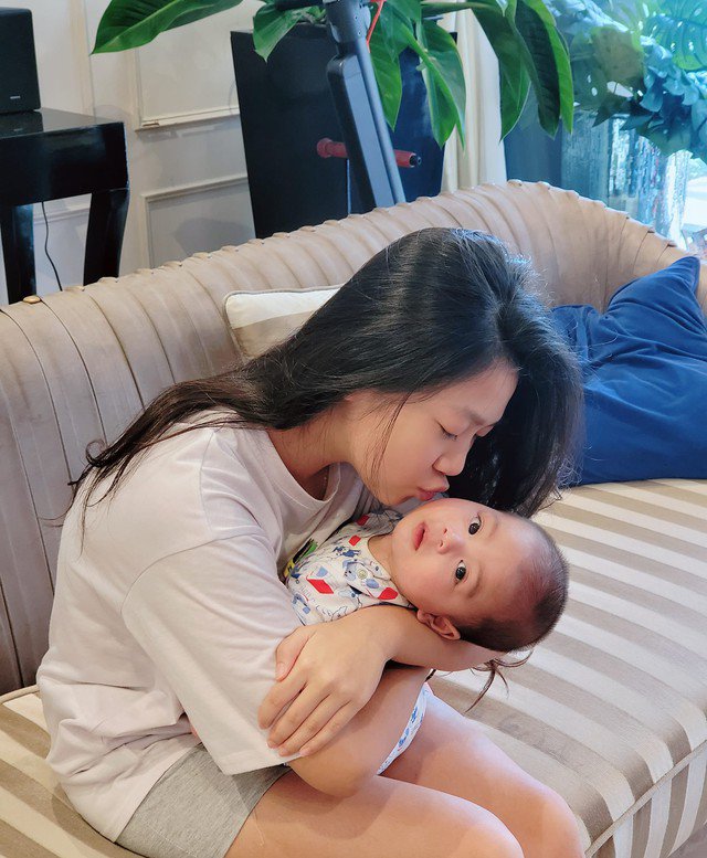 Là con gái duy nhất trong nhà nhưng cũng là chị cả nên Chip từ nhỏ đã trưởng thành và biết nhường nhịn em nhỏ. Trong ảnh, Mạnh Trường khoe khéo con gái đầu lòng và con trai út.