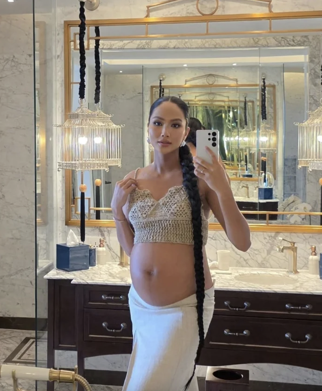 H'Hen Niê 'gây bão' với ảnh selfie nóng bỏng giữa thai kỳ.