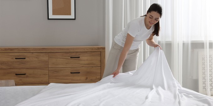 Tiến sĩ Primrose Freestone khuyến khích giặt ga trải giường và vỏ gối tối thiểu một lần mỗi tuần. Đối với người bệnh hoặc người có cơ địa ra nhiều mồ hôi, ngủ cùng thú cưng, cần tăng tần suất vệ sinh những vật dụng này.