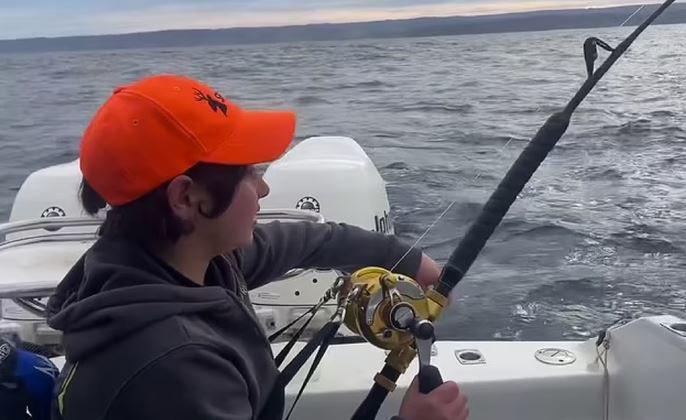 Cậu bé 11 tuổi câu được con cá khổng lồ nặng gần 117kg - 1