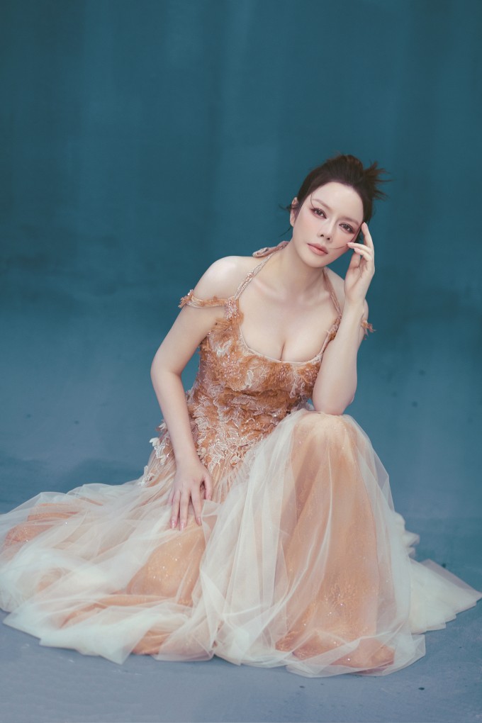 Lý Nhã Kỳ muốn truyền cảm hứng độc lập, tự chủ đến đông đảo chị em phụ nữ. Cô luôn tin rằng phụ nữ có thể tự mình làm chủ cuộc đời, xây dựng hạnh phúc và không cần phải phụ thuộc vào bất kỳ ai.