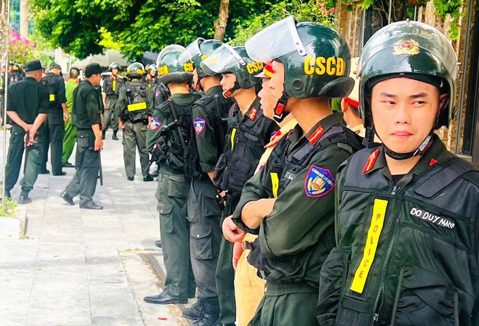 Trước đó, hàng chục cảnh sát xuất hiện khám xét nhà riêng của Bùi Quốc Đạt vào ngày 15-7