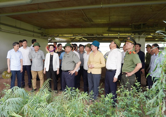 Tháng 9-2022, Thủ tướng Phạm Minh Chính thị sát khu vực xây dựng bệnh viện. Ảnh: VGP