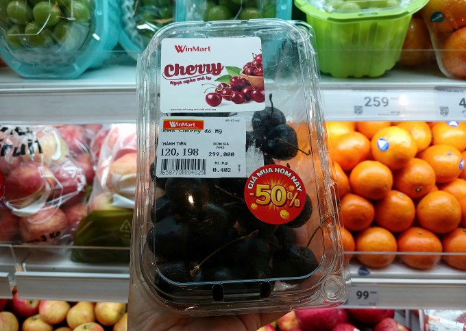 Cherry Mỹ bán tại WinMart, đường Thống Nhất, phường An Hội Đông, Gò Vấp giảm tới 50%. Ảnh: Thi Hà