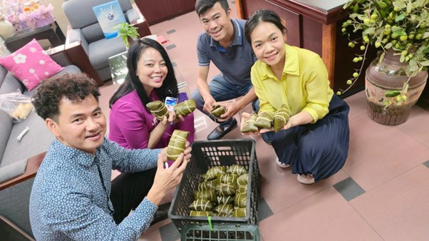 NSND Xuân Bắc bày tỏ sự xúc động với tình cảm của đồng nghiệp sau sáp nhập. (Ảnh: FBNV).