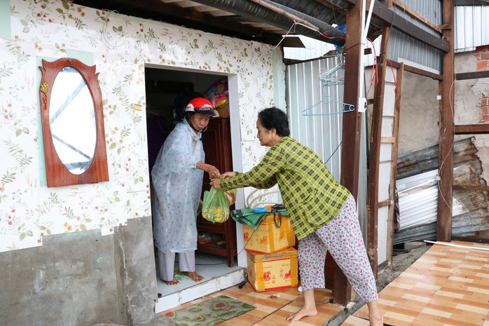 Người dân nhặt lại những tài sản sót và được người quen tiếp tế lương thực