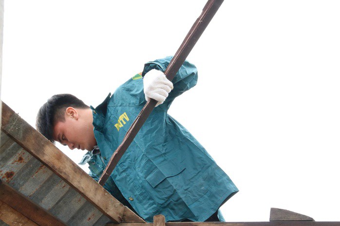 Chính quyền địa phương huy động nhiều lực lượng hỗ trợ người dân di dời tài sản