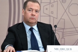 Ông Medvedev cảnh báo khả năng Nga tấn công phủ đầu phương Tây