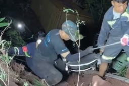 Video cảnh sát đu dây cứu tài xế xe đầu kéo rơi xuống vực sâu 70m