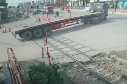 Clip: Phóng như tên bắn trên đường, thanh niên lao thẳng vào gầm container