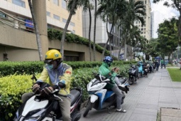 Tài xế công nghệ lo khó chuyển đổi xe máy xăng sang xe điện