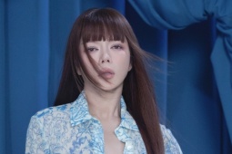Lý Nhã Kỳ mặc nửa kín nửa hở khoe vẻ quyến rũ
