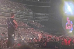  ' Kiss Cam '  là gì mà giúp bắt quả tang CEO ngoại tình trong đêm nhạc Coldplay