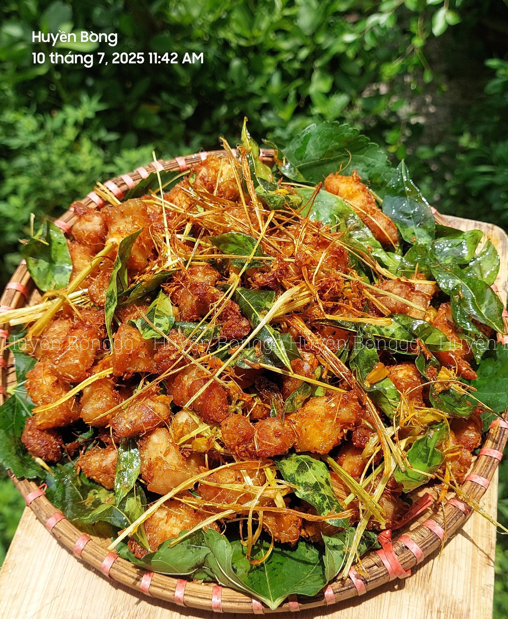 Thành phẩm thịt ba chỉ giòn mà không bị dai, thơm nức, đậm vị. Ăn với cơm nóng hoặc làm mồi nhậu cũng rất hợp!