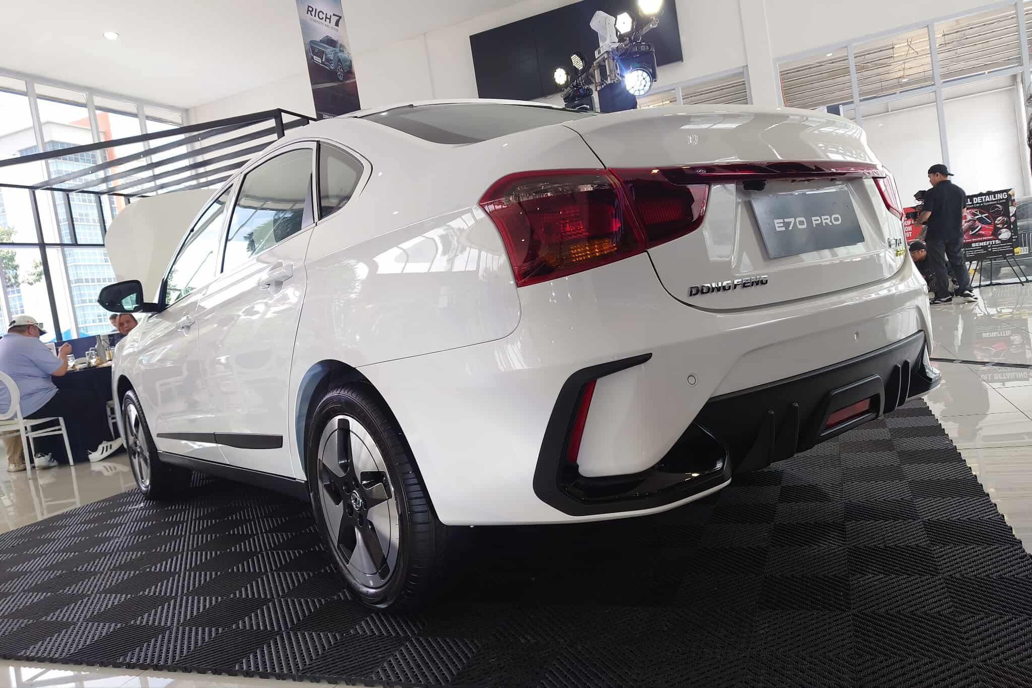 Sedan điện thiết kế hiện đại, nhiều công nghệ xịn, sạc một lần đi 420 km - 3