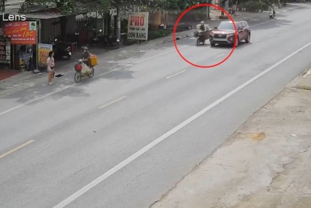 Clip: Tránh người đi bộ, xe máy va chạm ô tô rồi ngã sõng xoài ra đường