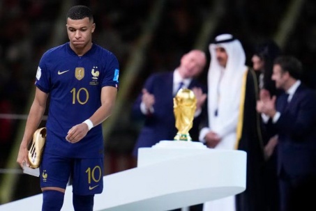 Siêu sao Mbappe họa vô đơn chí, bị điều tra vì chuyển tiền cho cảnh sát