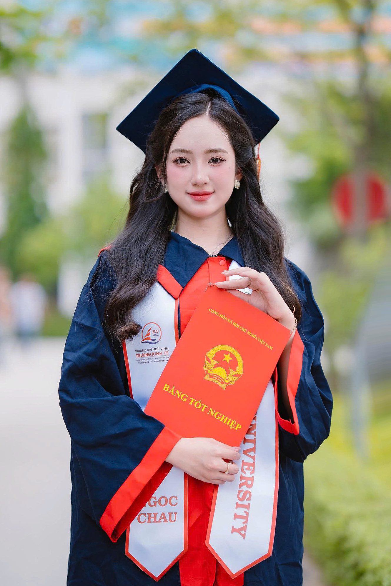 Đi nhận bằng tốt nghiệp, nữ sinh xứ Nghệ bất ngờ nổi tiếng vì quá xinh - 1