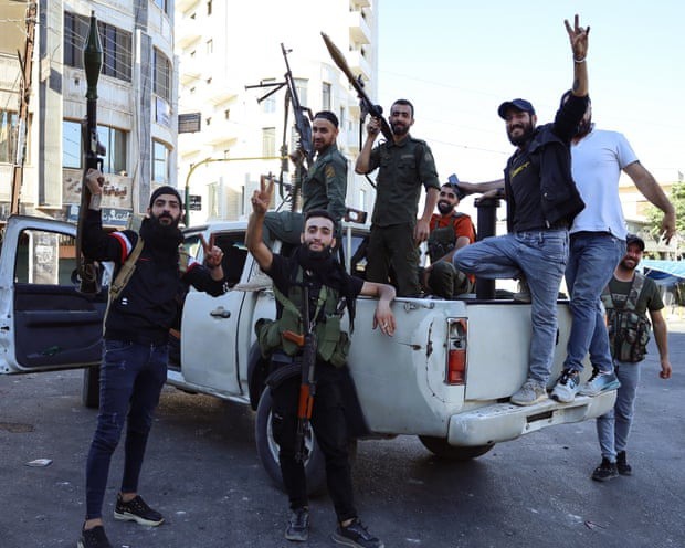Các tay súng Druze Syria chụp ảnh sau khi lực lượng chính phủ rút khỏi tỉnh Sweida ngày 16/7. Ảnh: Getty Images