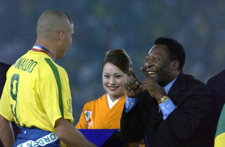 Ronaldo và "Vua bóng đá" Pele trong lễ trao cúp vô địch World Cup 2002