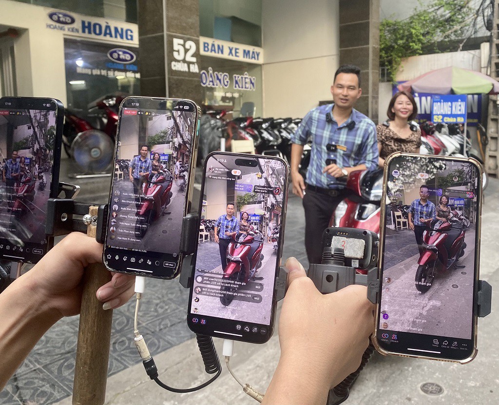 Một cửa hàng mua bán xe máy cũ livestream để thu hút khách hàng online.