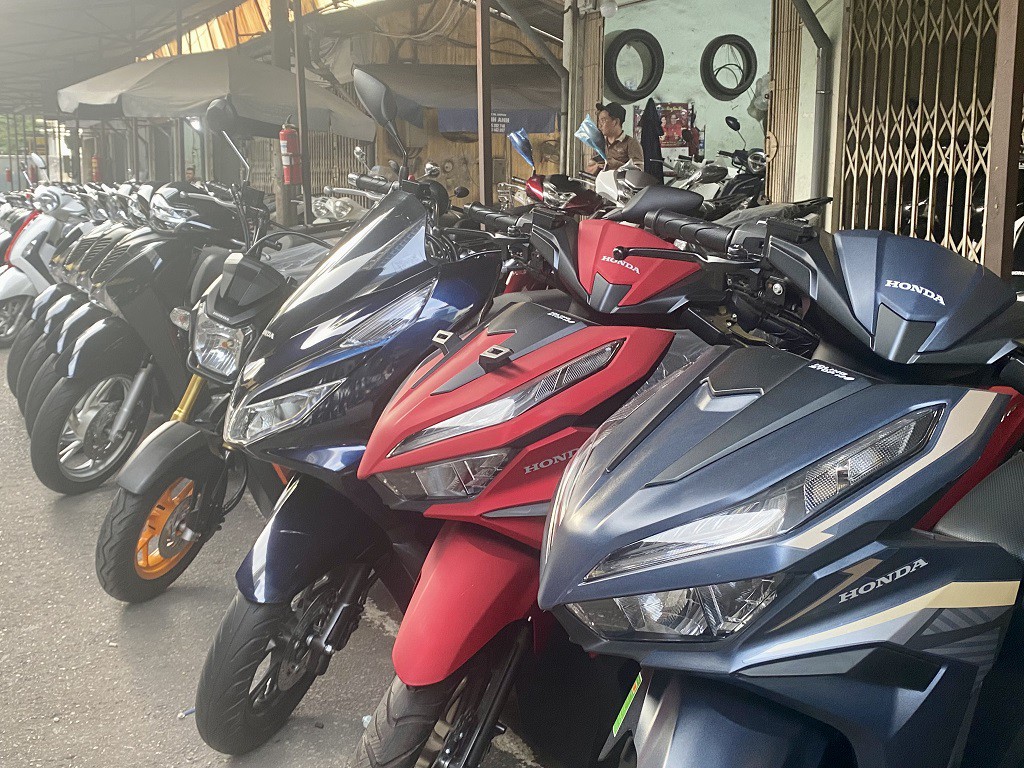 Hàng nghìn chiếc xe máy xếp thành hàng dài trong các cửa hàng và ki ốt tại chợ xe máy cũ Chùa Hà chờ khách mua.