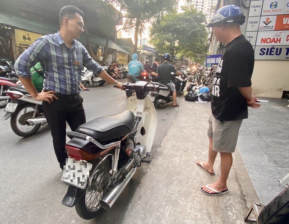 Một vị khách mang xe đến định giá.