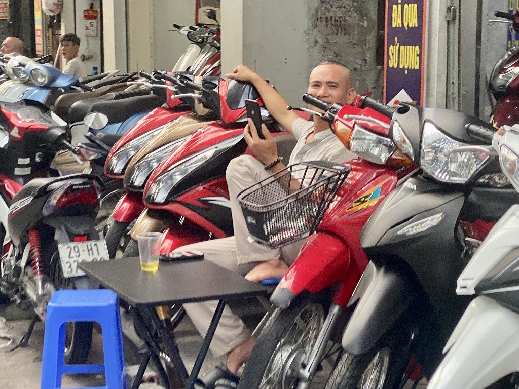 Không có khách mua bán, chủ cửa hàng chỉ bấm điện thoại, uống trà đá "giết" thời gian.