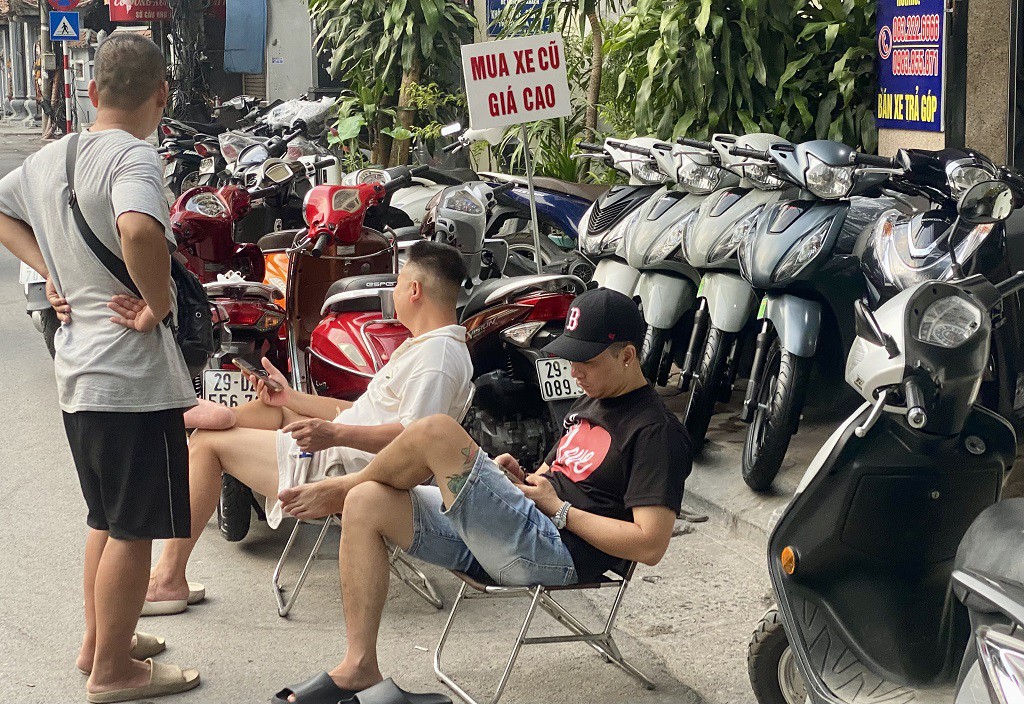 Ngồi cả ngày nhưng không có khách nào hỏi mua xe.