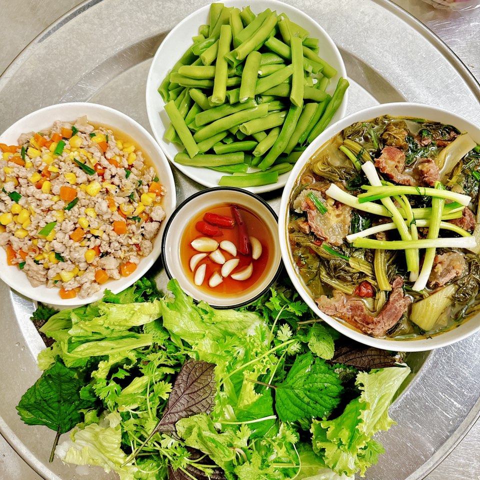 Canh dưa gân bò - Thịt vai giòn rang cùng ngô, cà rốt - Đậu que luộc - Rau sống&nbsp;