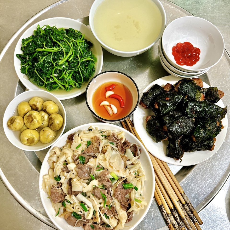 Rau lang xào tỏi - Măng xào bò - Thịt rán lá lốt - Cà pháo