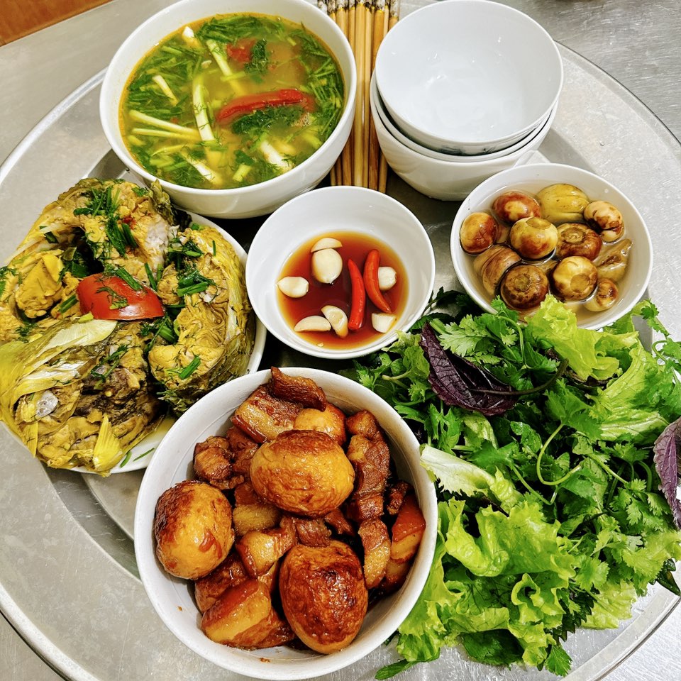 Canh cá nấu chua - Cá nấu - Thịt kho tàu - Rau sống - Cà pháo