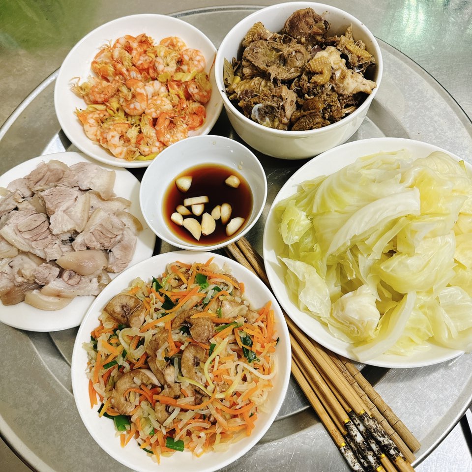 Bắp giò luộc - Cật xào su hào cà rốt - Bắp cải luộc - Gà rang gừng - Tôm rang