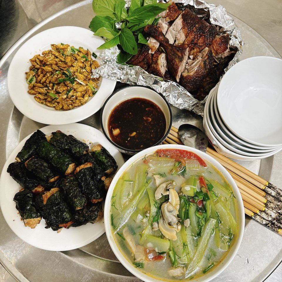 Vịt quay - Canh bầu nấu trùng trục - Thịt cuốn lá lốt - Nhộng rang