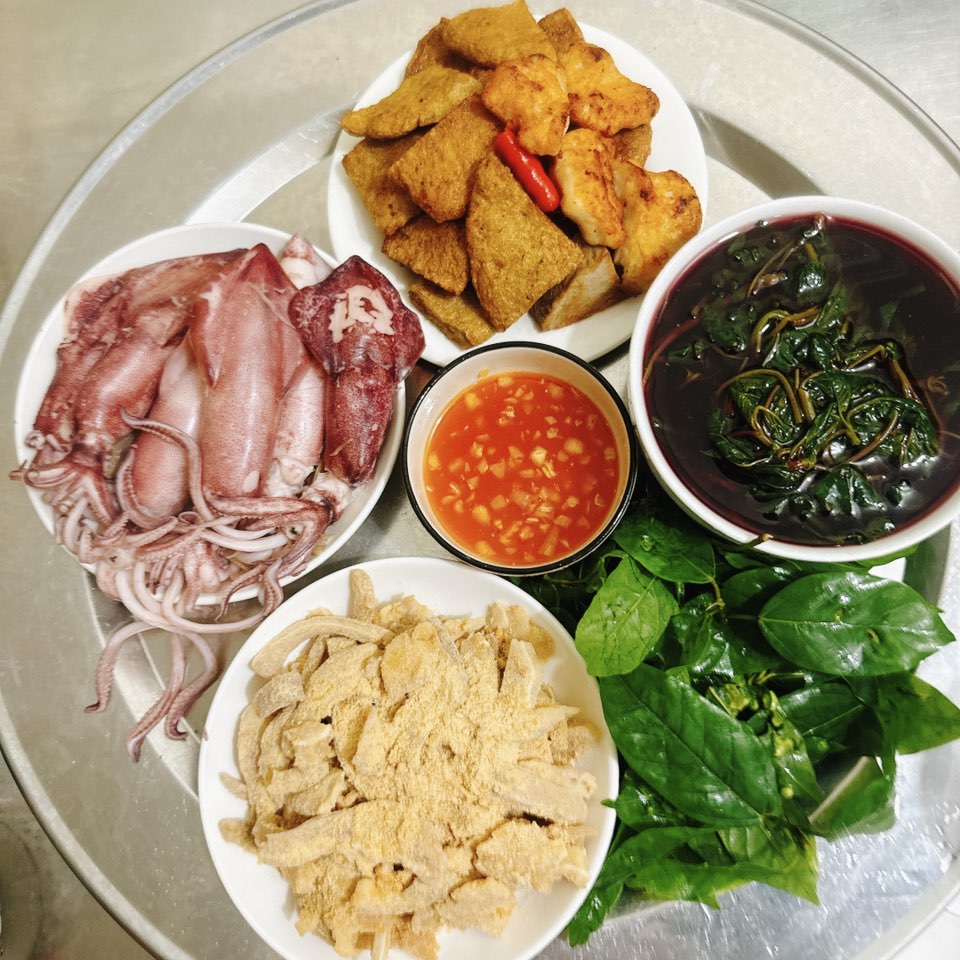 Canh rau dền - Tai trộn thính cuốn lá sung - Mực trứng hấp - Chả cá rán