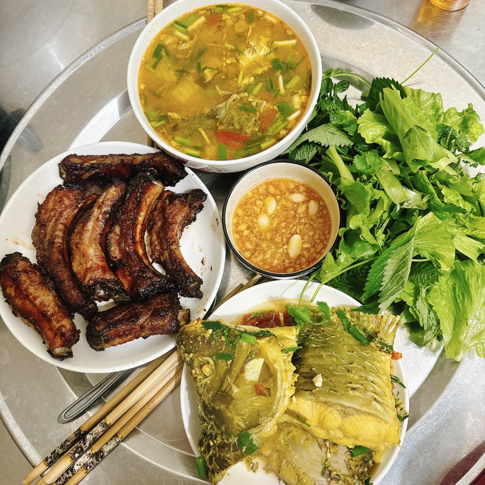 Sườn nướng - Canh cá nấu chua - Rau sống&nbsp;