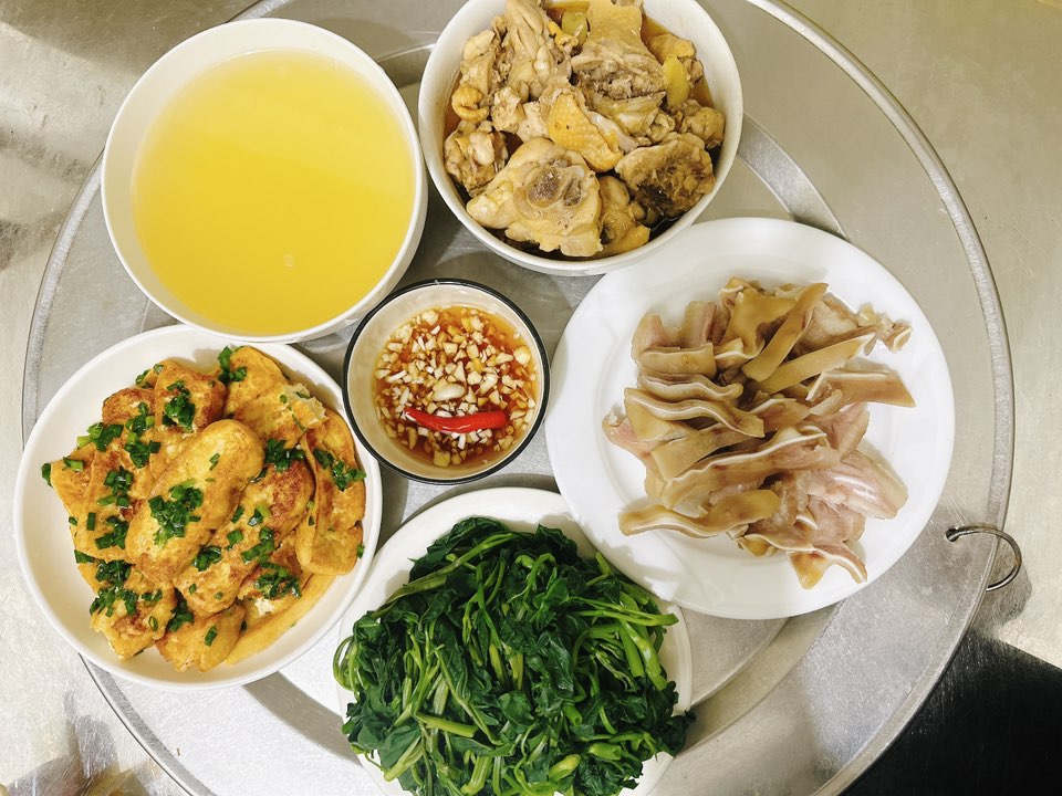 Gà rang - Đậu tẩm hành - Tai luộc - Rau muống luộc