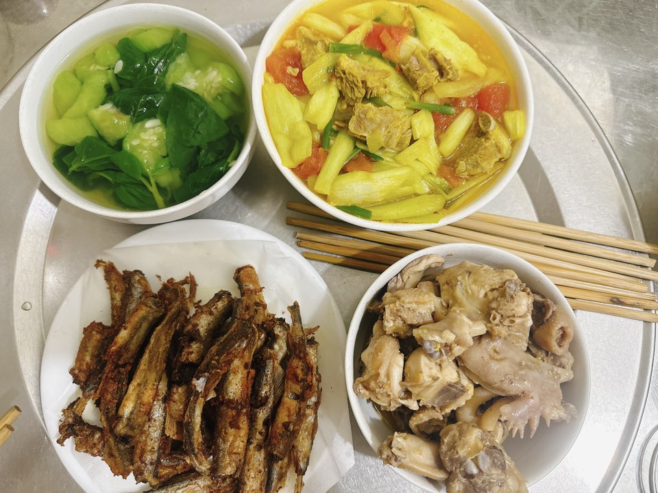 Canh mùng tơi nấu mướp - Canh dọc mùng nấu sườn chua - Cá trứng rán - Gà rang