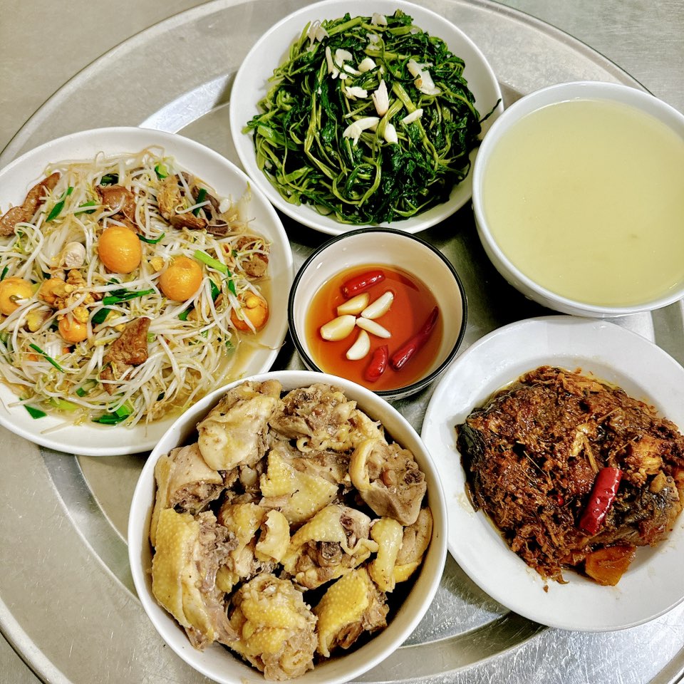 Giá xào trứng tràng non - Gà rang gừng sả - Cá kho tương, riềng - Rau muống luộc - nước canh chua