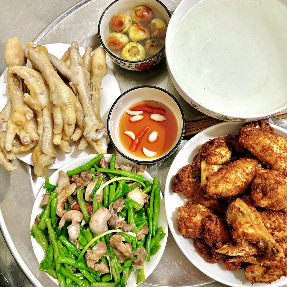 Cánh gà rán - Chân gà luộc - Đậu xào lòng mề - Cà pháo