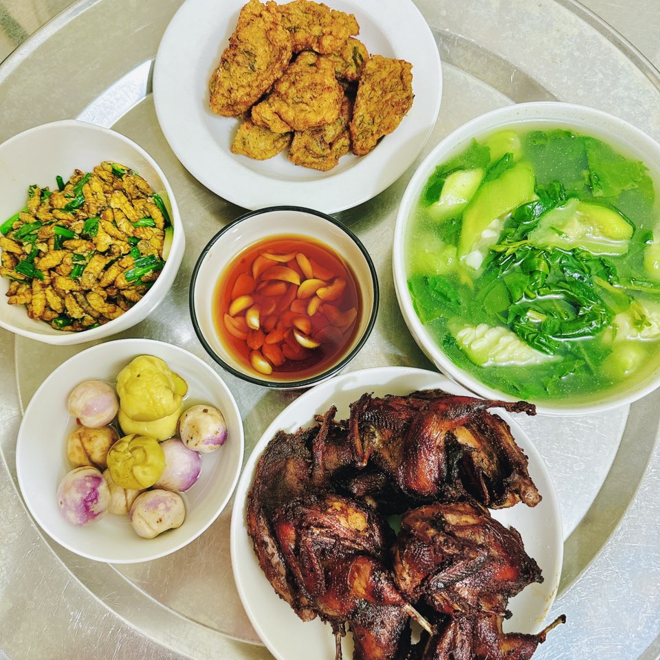 Chim quay - Canh mồng tơi mướp - Nhộng rang lá chanh - Chả cá - Cà pháo