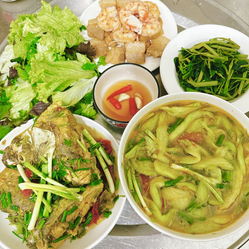 Canh dọc mùng nấu chua - Cá nấu canh - Rau muống luộc - Thịt ba chỉ rang tôm cháy cạnh - Rau sống
