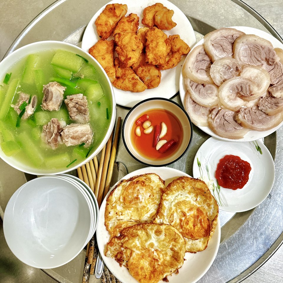 Canh bí xanh nấu sườn - Chả mực - Thịt bắp giò luộc - Trứng ốp lết