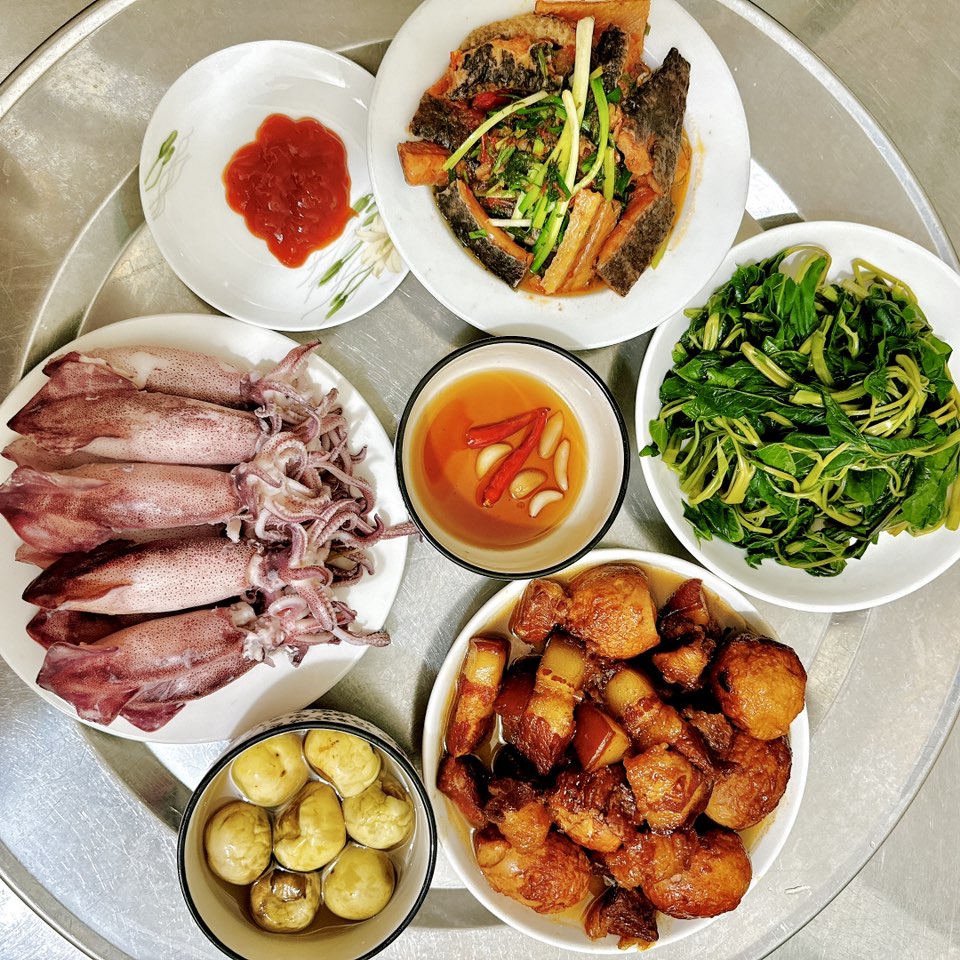Cá quả khô sốt cà chua - Mực trứng hấp sả gừng - Thịt kho tàu - Rau muống luộc - Cà pháo