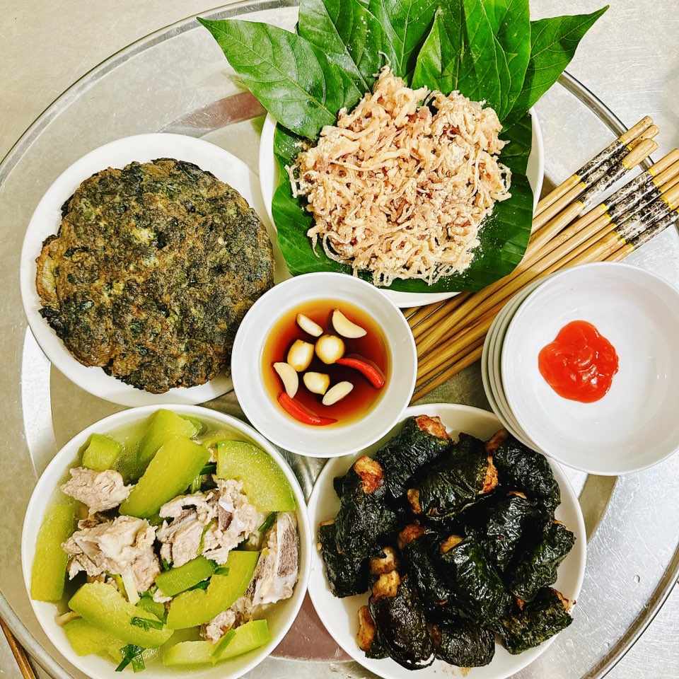 Canh bí nấu sườn - Trứng tráng lá mơ - Thịt cuốn lá lốt - Nem tai thính