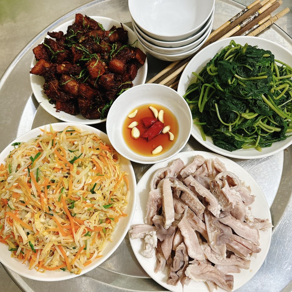 Rau lang luộc - Su hào cà rốt xào - Thịt chao riềng, móc mật - Dạ dày luộc