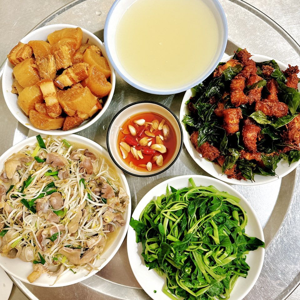Rau muống luộc - Giá xào lòng mề gà - Thịt ba chỉ kho củ cải - Thịt chao riềng, móc mật